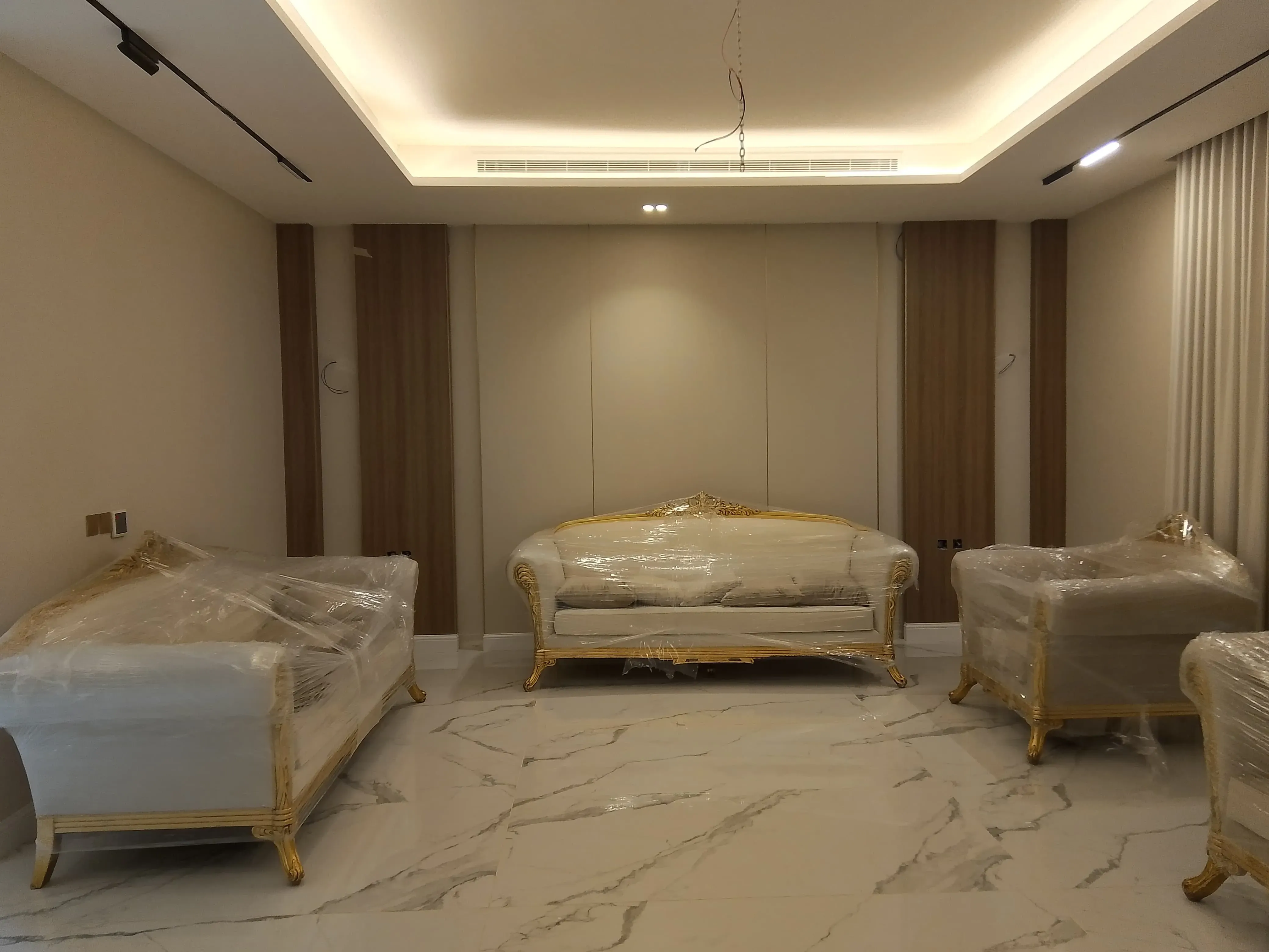 تصميم مدخل مودرن شيبورد بديل رخام وإنارة ذكية